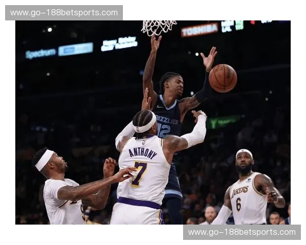 狂野碰撞：当孟菲斯灰熊撞上密尔沃基雄鹿，谁才是禁区的真正主宰？